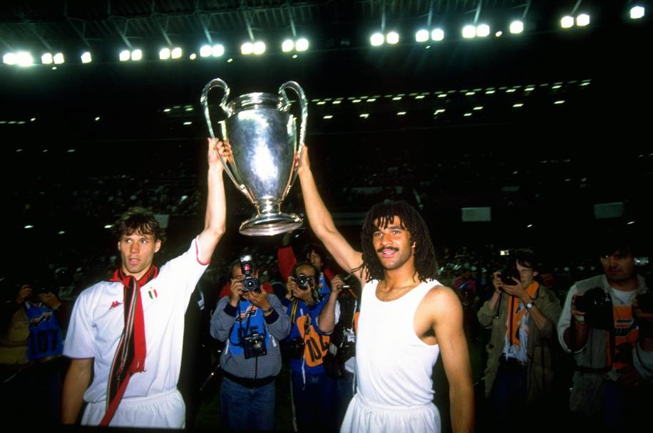 Marco Van Basten e Ruud Gullit sollevano la Coppa dei Campioni nel 1989 dopo aver battuto lo Steaua Bucarest 4-0 a Barcellona